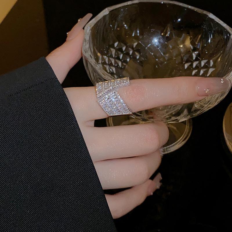 Любовь zir*****пен кольцо-подсветка роскошный темперамент высокое чувство кольцо на указательный палец нишевый дизайн кольцо женщина