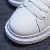 [Кастомизация] Маленькие белые туфли на толстой подошве для весенне-осеннего взрыва 2025 года, студенческие универсальные спортивные туфли на плоской подошве, повседневная обувь