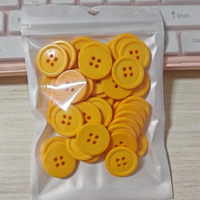 Круглые пуговицы для костюма из смолы 20 мм с тонким краем черного и белого цвета с 4 отверстиями