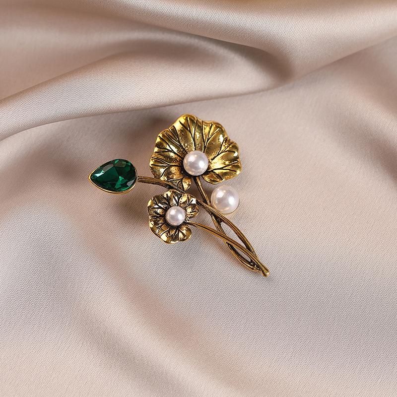 Retro Court-style Pearl Brooch for Women, with A Light Luxury and High-end Feel. Floral Brooch, Elegant and Leak-proof
