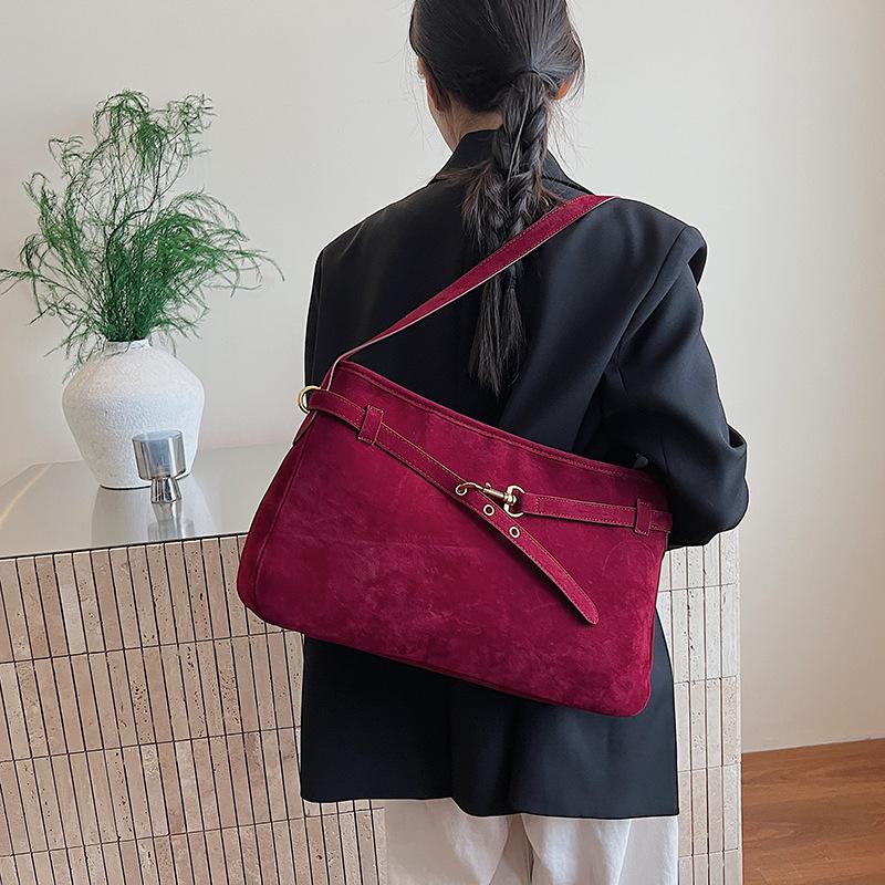 Матовая ретро сумка женская большой вместимости 2025 новая осенне-зимняя универсальная на плечо подмышку повседневная рабочая сумка для поездок