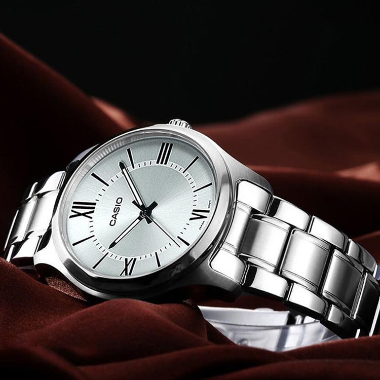 Casio Стандартная серия Классические Минималистичные Круглые Часы Ретро Деловая Мода Кварцевый Механизм Ремешок из Нержавеющей Стали Мужские часы Серебристые MTP-V005D-7B5