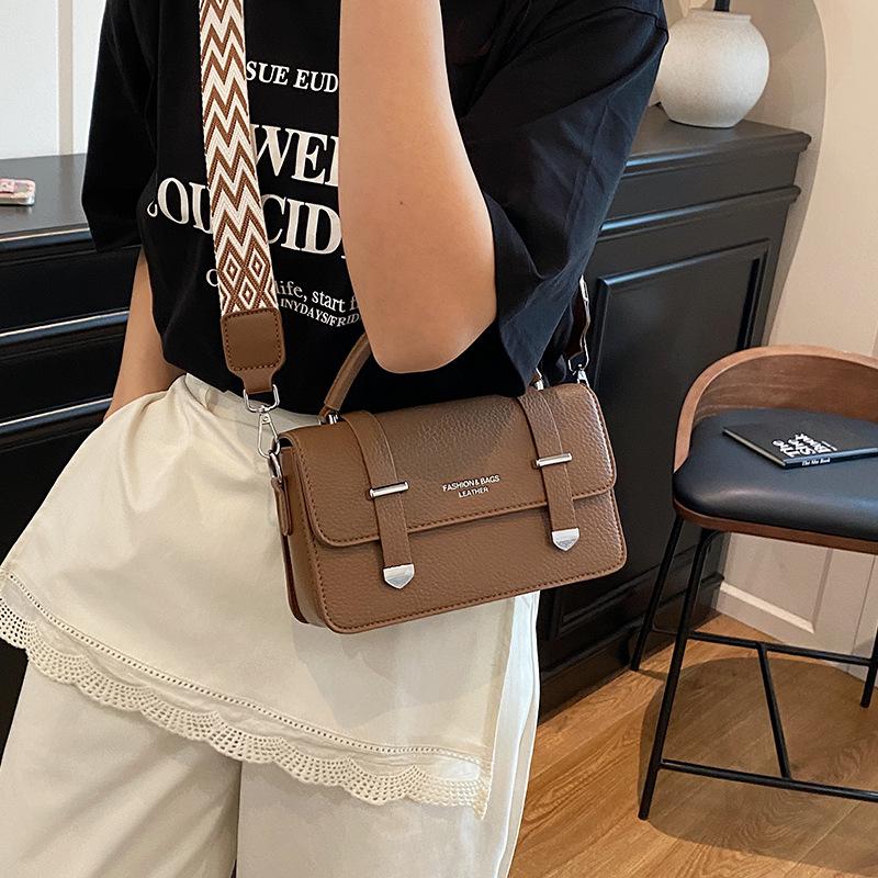 Bao Nu's New Handbag Is Versatile and Fashionable, and It Is A Small Square Bag with One Shoulder