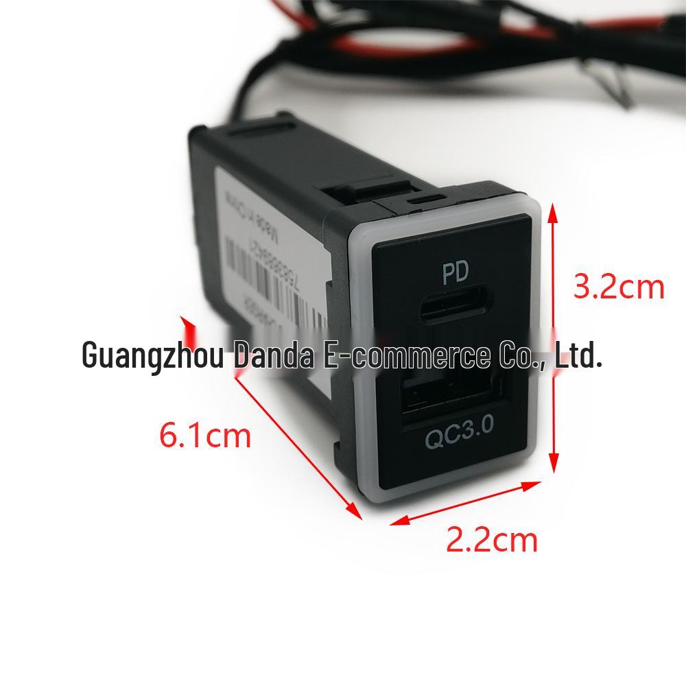 Двухпортовое автомобильное зарядное устройство Toyota QC3.0 USB+PD с синей подсветкой и питанием от блока предохранителей.