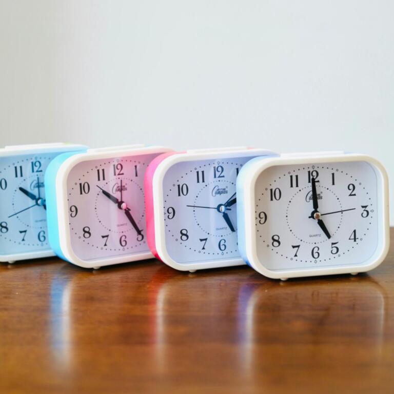 Бесшумный будильник для пожилых людей с использованием ночников для крупных символов для студентов настольные часы для простой спальни прикроватные часы