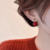Изысканные круглые серьги-гвоздики красного цвета с жемчугом: Универсальное двустороннее ношение с прикосновением французской роскоши.