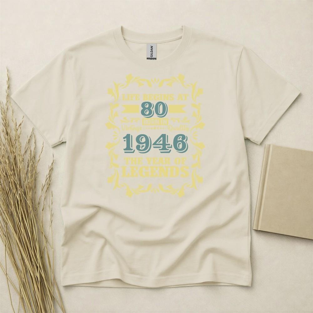 Футболка на 80-летие Родился в 1946 году Подарки на 80 лет Жизнь начинается в 80 Футболка