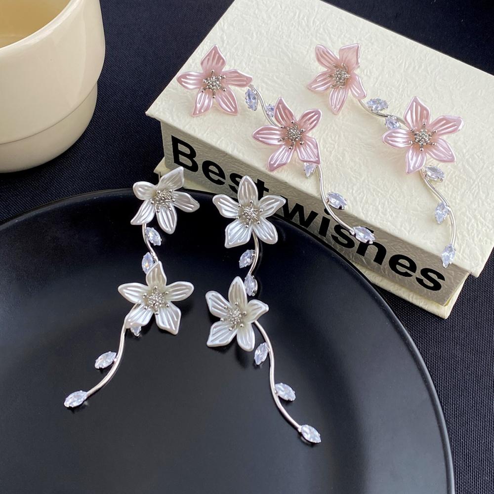 The new light luxury 3D floral fringe women's earrings feature irregular hanging earrings design and unique jewelry accessories
