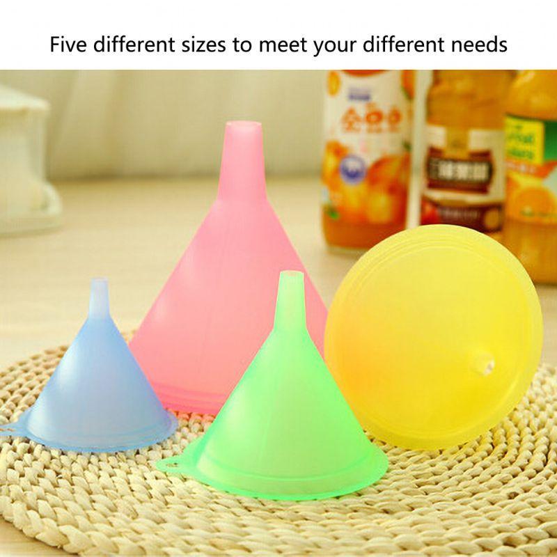 Набор из 5 разноцветных штабелируемых пластиковых воронок для универсального использования
