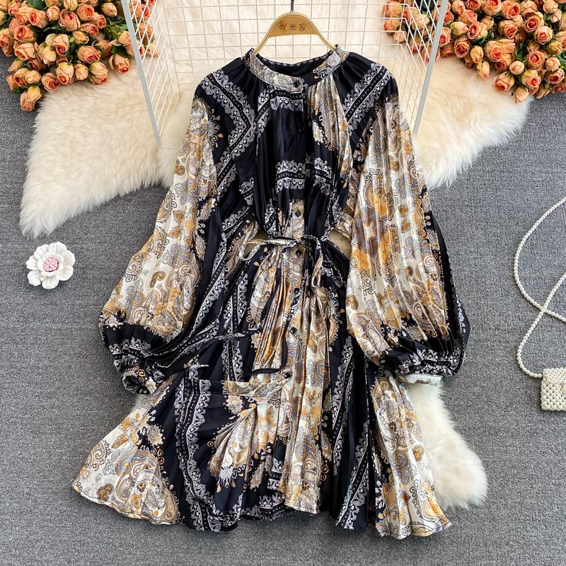 RUGOD Весна и осень популярно в Европе и Америке. Свободное атласное платье средней длины с принтом и круглым вырезом.