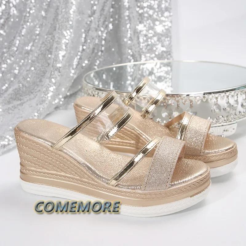 Женские тапочки на танкетке, лето 2024, новые серебристые сандалии с пряжкой, нескользящие тапочки на толстой подошве, пляжные шлепанцы на толстой подошве, женские, ПУ