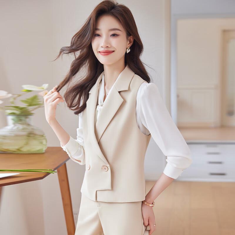 Женский элегантный деловой костюм-тройка с жилетом