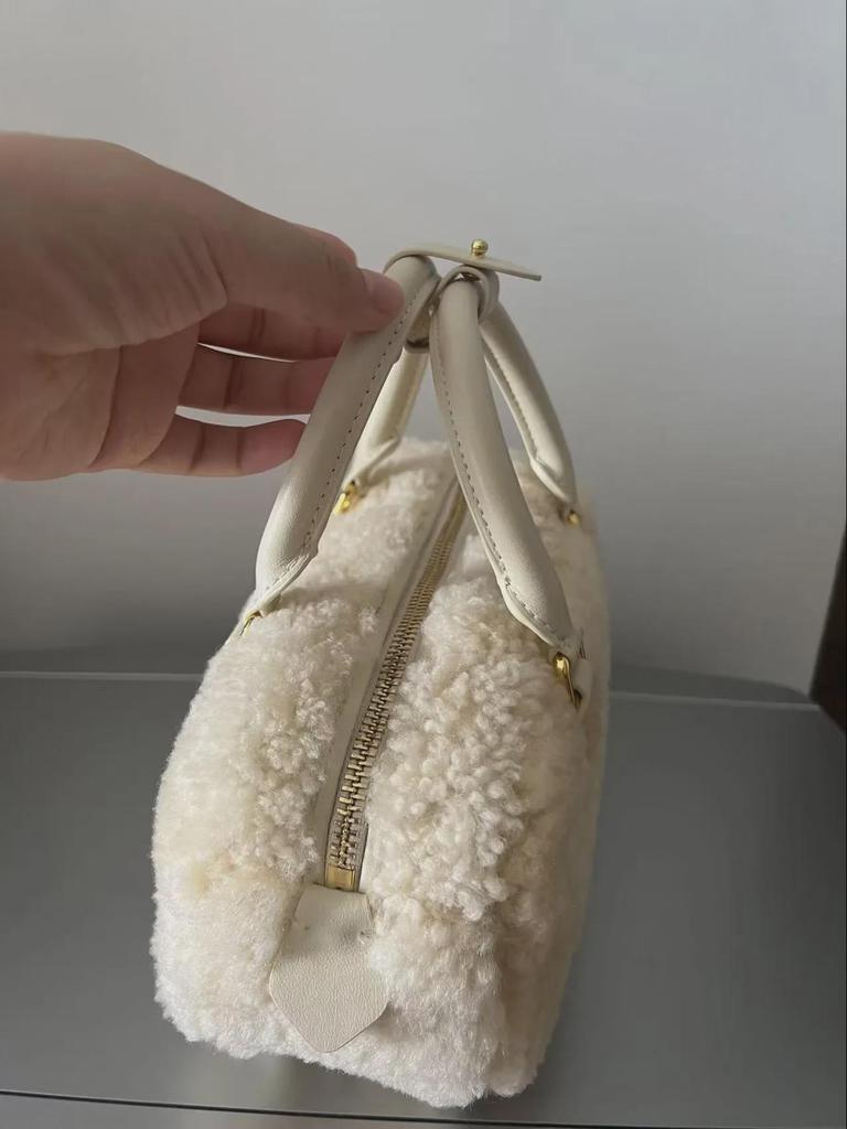 Симпатичная сумка-седло из плюшевой овечки — новая модная универсальная повседневная сумка через плечо из коллекции осень/зима 2023 года.