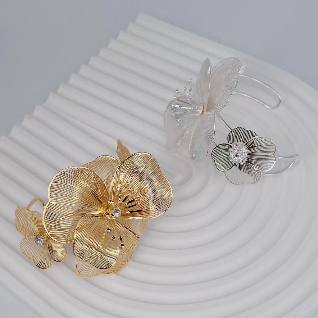 Gold Hollow High-End Flower Bracelet, Diamond-Set Exaggerated High-End Bracelet, Gold And Silver Flower Bracelet.
