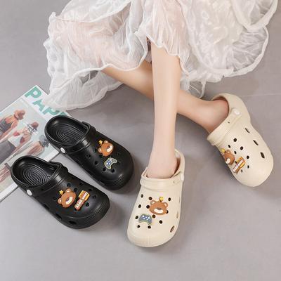 Новая милая пара медведей наступает на дерьмо, чувствуя себя как дома, носит модную повседневную садовую обувь, крутые тапочки