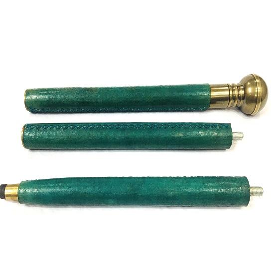 Старинная старинная деревянная трость с латунной ручкой и сферической ручкой компаса на деревянной палочке из зеленой кожи с окантовкой