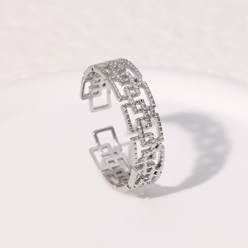 Открытое кольцо из нержавеющей стали с покрытием из 18-каратного золота: Простой, универсальный, нишевый дизайн, стойкий к выцветанию титановый стальной корпус.