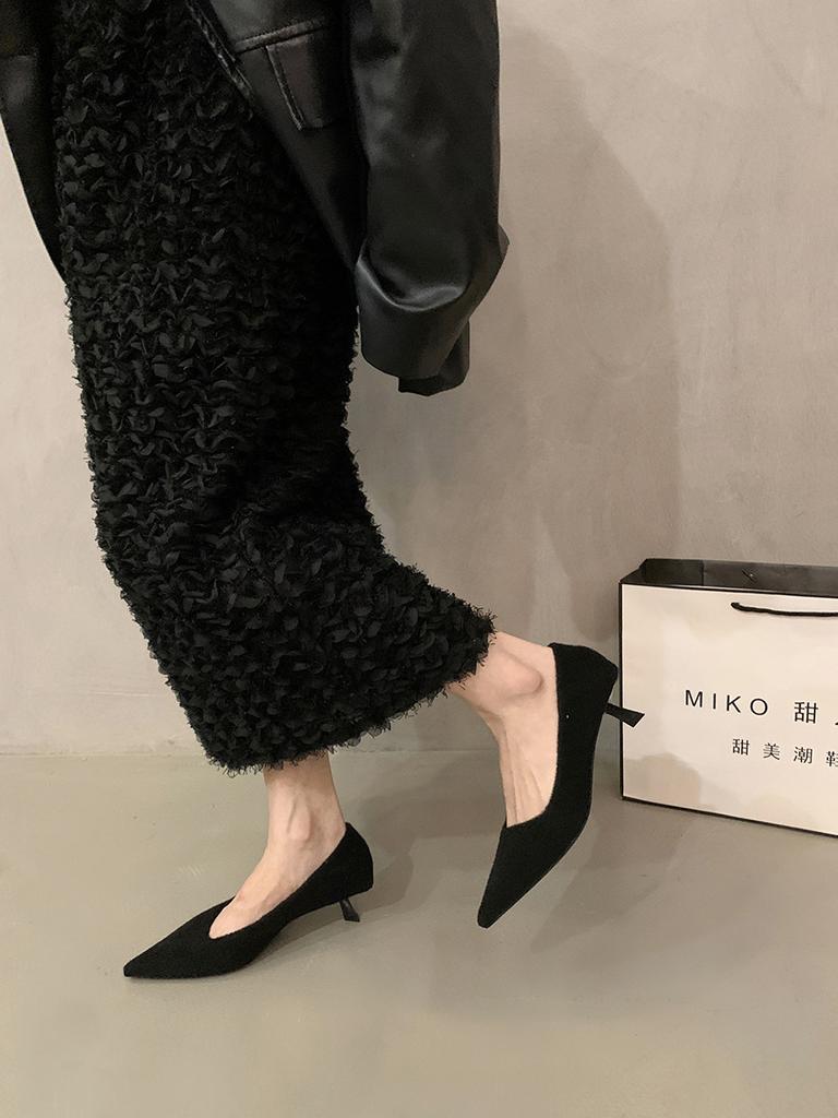 Французские черные туфли на высоком каблуке, остроносые, одинарные, женская обувь 2025, новинка, осень и зима, верхняя одежда, плюшевые, для通勤, пушистые туфли