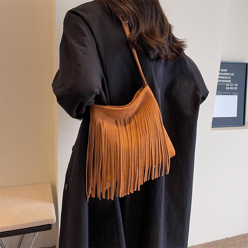 Женская сумка через плечо с кисточками через плечо