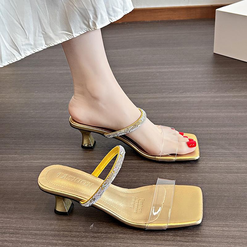 2025 летние новые стильные тапочки со стразами женская летняя одежда босоножки на высоком каблуке с мягкой подошвой прозрачный каблук со стразами одно слово перетаскивание