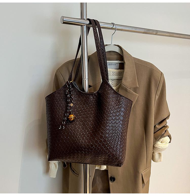 Женская плечевая сумка большой вместимости 2025 зима новая универсальная сумка для поездок на работу, сумка под мышкой, популярная сумка-тоут тренд этого года