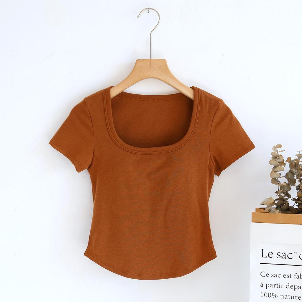 Женская футболка с коротким рукавом, подкладкой под грудь, неровным подолом, квадратным воротником и лифом-бюстгальтером — идеальный вариант для лета.