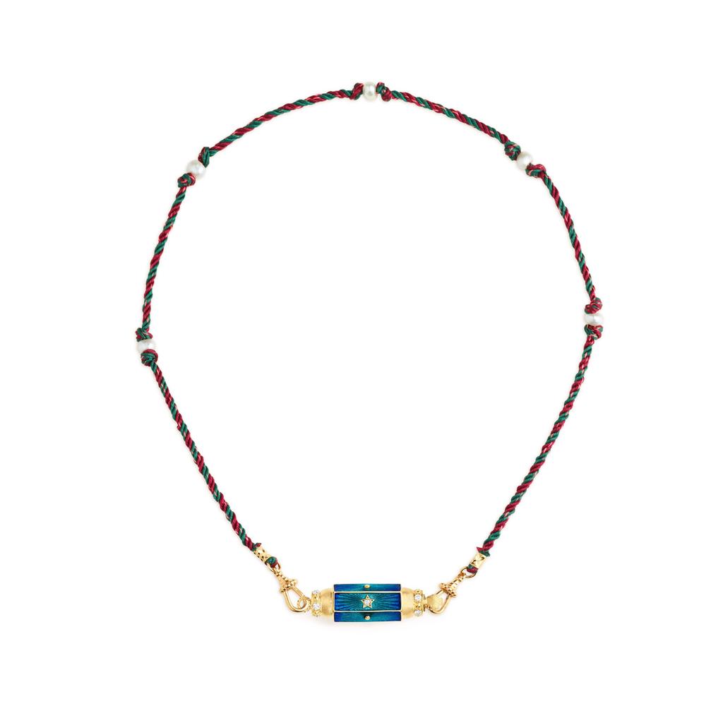 Радужное ожерелье с подвеской. Модное плетеное ожерелье с золотой отделкой и радужной подвеской для встреч.