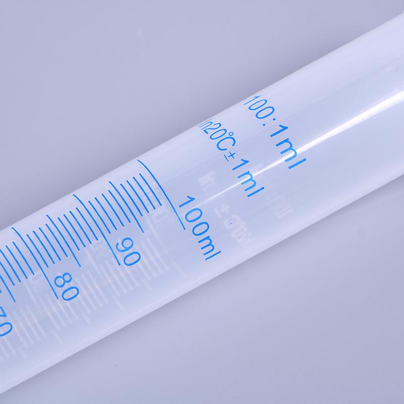 Измерительный цилиндр на 100 мл. Измерительный цилиндр с синей шкалой, устойчивый к кислотам и щелочам.