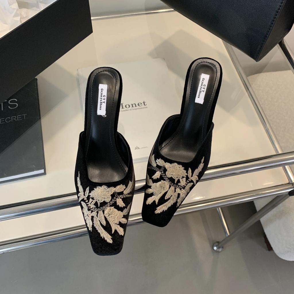 Осенние модные женские тапочки с квадратным носком и вышитым цветком, замшевые тапочки на высоком каблуке, подиумная домашняя домашняя обувь