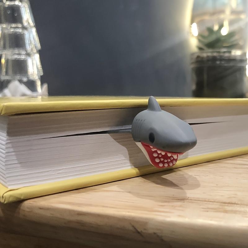 Креативная 3D закладка в виде большой белой акулы - Прочный пластик, Черная с красными деталями зубов, Канцелярский подарок для ученика на начало учебного года