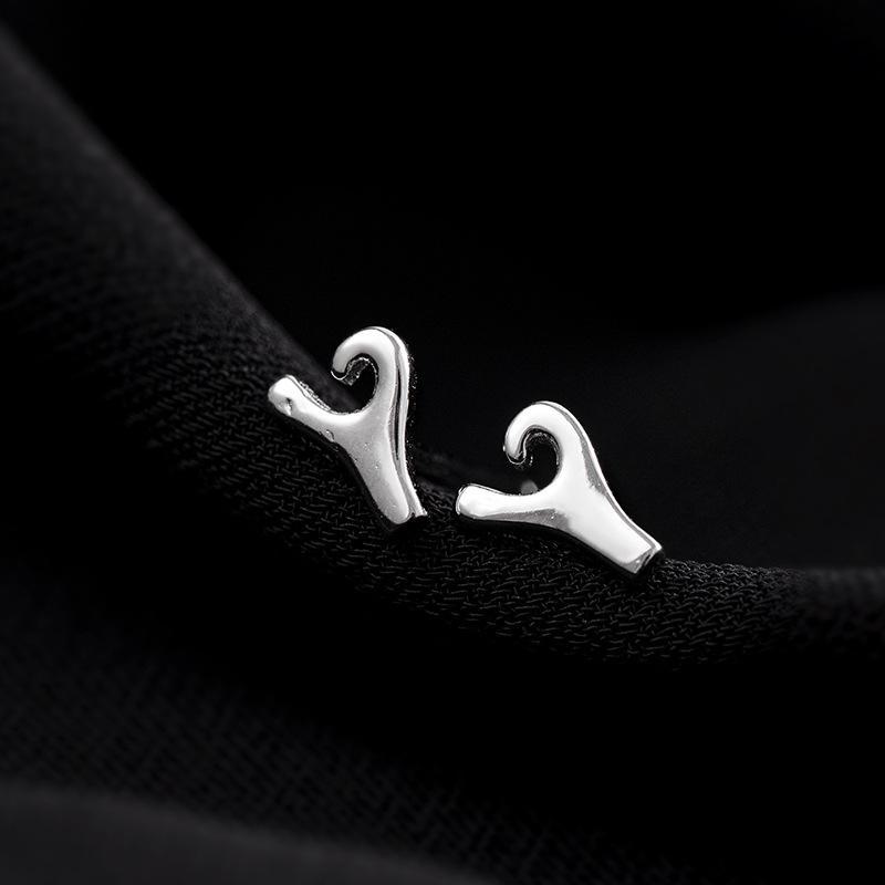 Серьги Banyan Tree S925 Silver с английским алфавитом для женщин - маленькие, удобные, одиночные серьги для сна