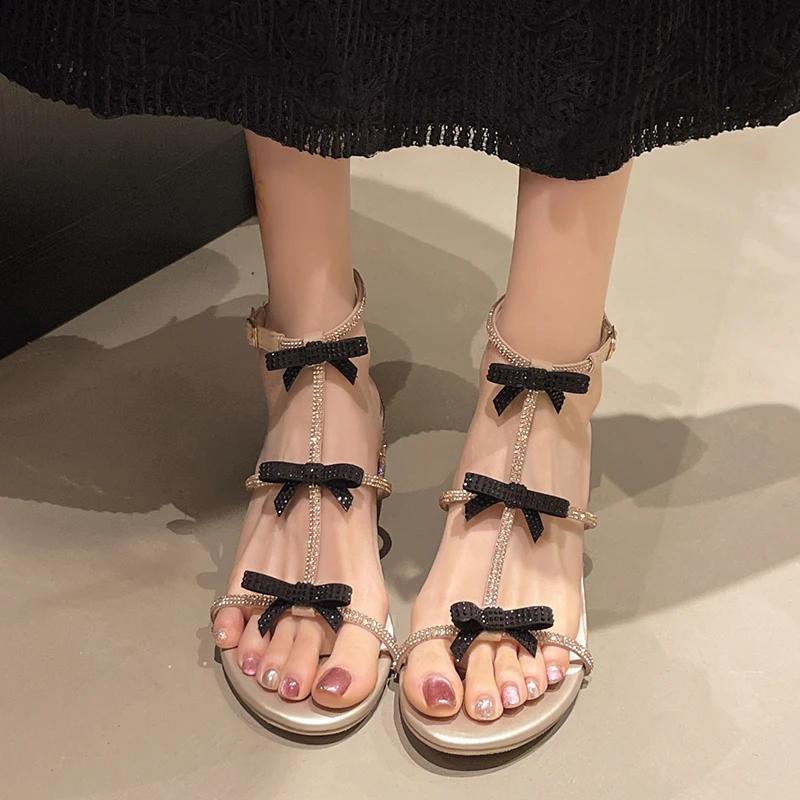 Модные Роскошные Сандалии на Толстом Каблуке с Бантом и Кристаллами Женские Элегантные Туфли-Сандалии на Ремешке Вокруг Лодыжки Женские 2025 Средний Каблук Гладиаторы Сандалии Женские