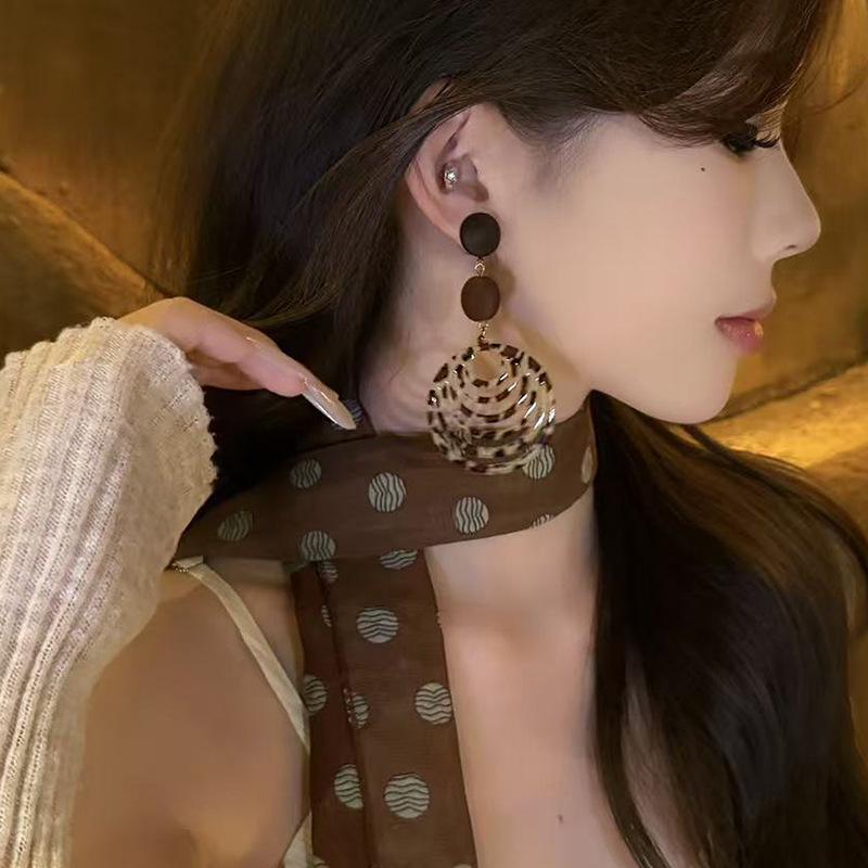 Серьги-гвоздики с цветочным леопардовым принтом из смолы - Ретро-дизайн с серебряной иглой