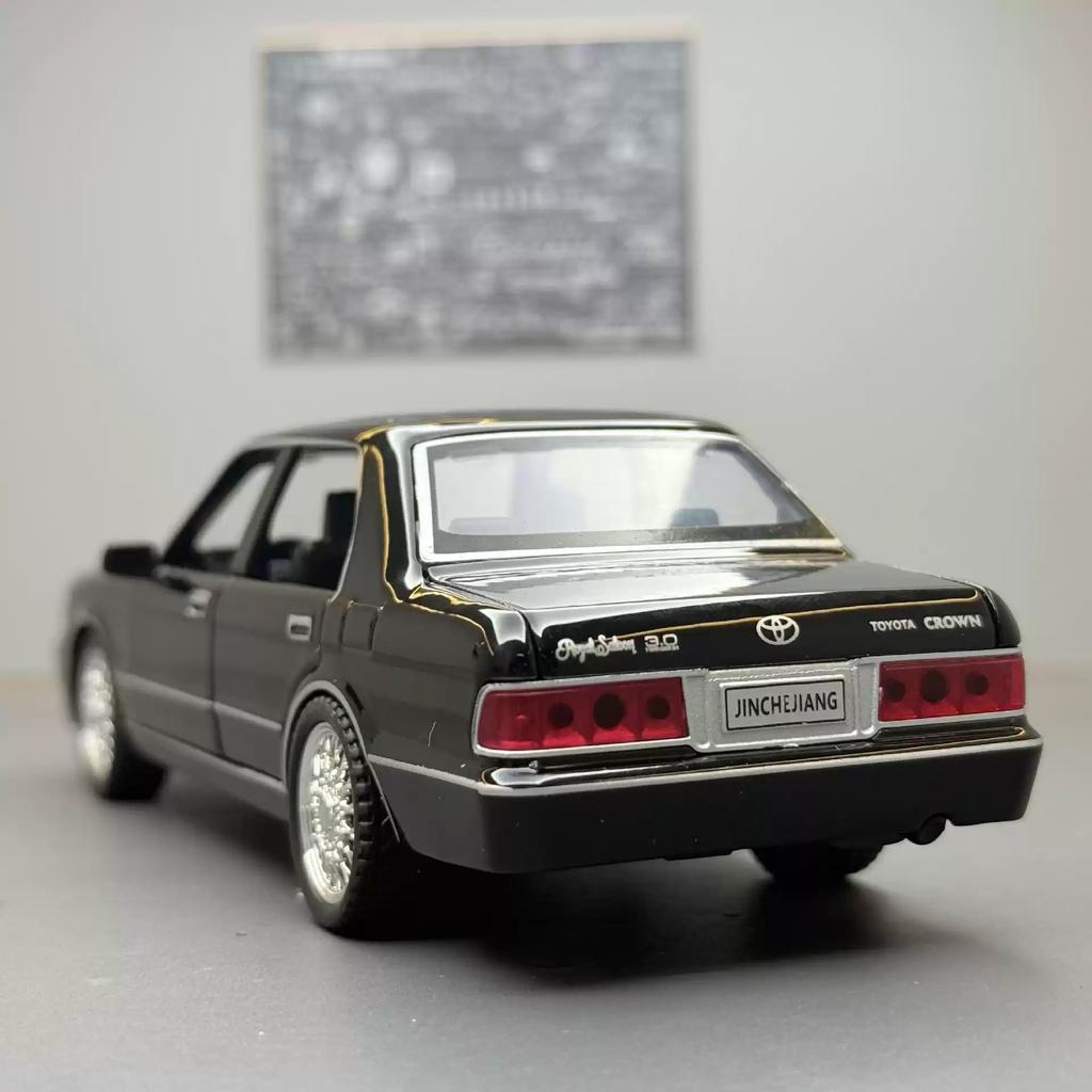 1/32 Металлическая литая модель автомобиля Toyota Toyota Crown Симуляция Звук и свет Подставка с ремнем Детские игрушки Подарок на день рождения