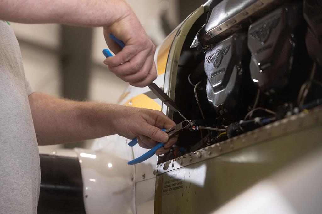 Плоскогубцы Channellock 718 с плоскими губками и удлиненными губками и зубцами, предназначенные для работы с высокоуглеродистой сталью. Изготовлены в