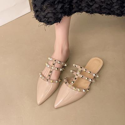 Крутые шлепанцы женские летние новые заклепки крутые шлепанцы женские толстые каблуки острый носок лакированная кожа сумка голова полушлепанцы