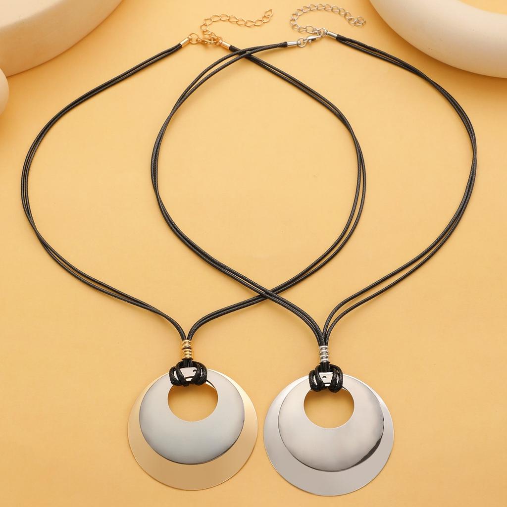 Двухцветное круглое подвесное ожерелье на черном шнурке Statement Jewelry
