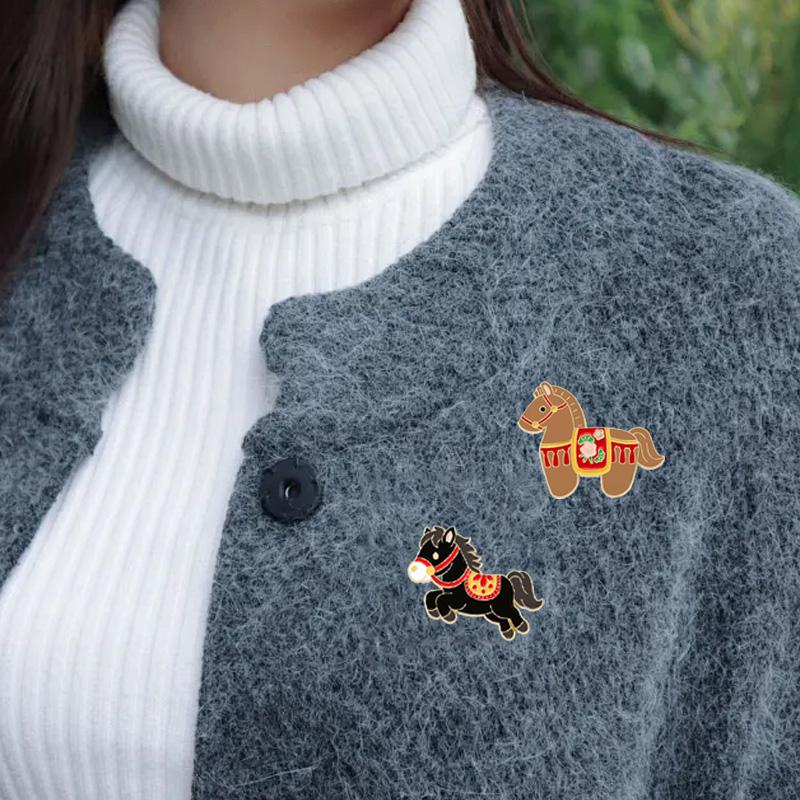 1 шт. Брошь в виде лошади, подарок на Новый год, аксессуары для одежды с животными, 2026, цинковый сплав, мультяшный, разноцветный, эмблема зодиака, булавка для свитера