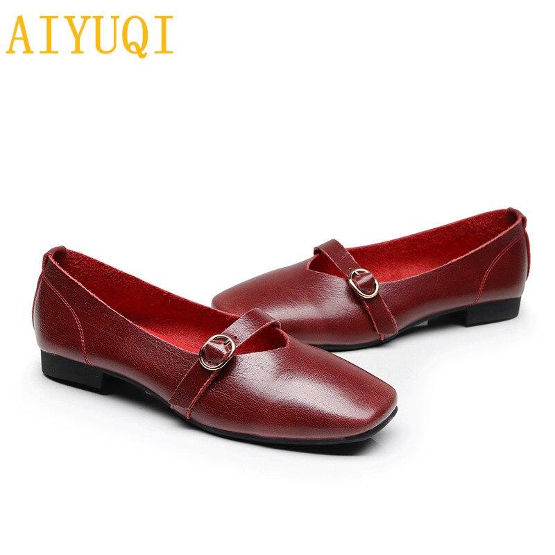 Женские туфли с пряжкой на плоской подошве