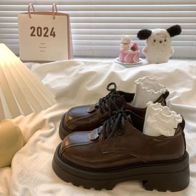 Маленькие коричневые кожаные туфли для женщин в британском стиле на толстой подошве, новинка весны 2025 года, ретро лоферы на шнуровке высокого класса