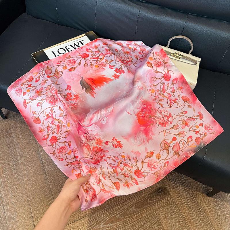 Retro silk scarves for women's new high-end accessories, neck small square scarf, scarf waist, fashionable and versatile, and gifts can be given.
