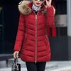 Зимнее пальто для женщин - Хлопковая куртка средней длины приталенного силуэта с большим меховым воротником и стеганым дизайном с наполнителем из пуха