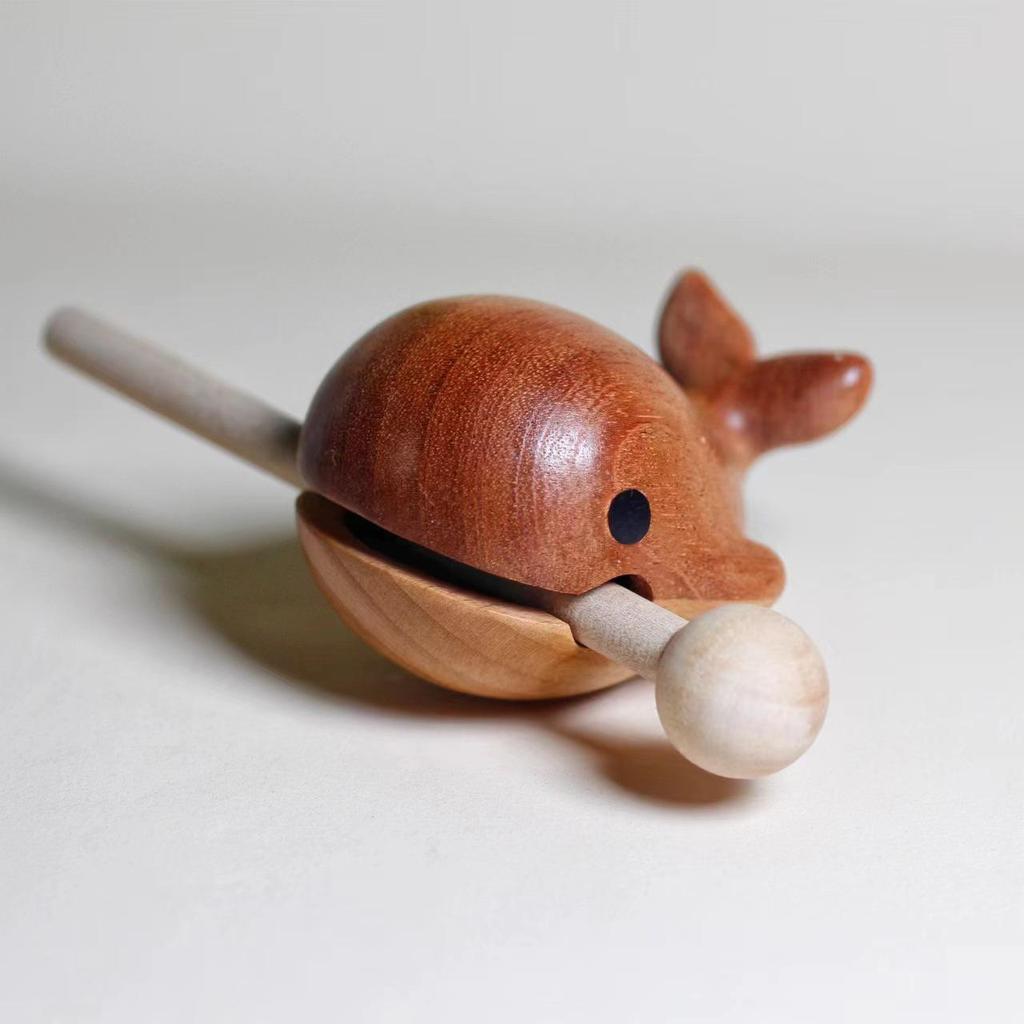 Украшение стола в виде деревянной рыбы-кита: Офисная игрушка из цельного дерева для снятия стресса и эмоциональной стабильности