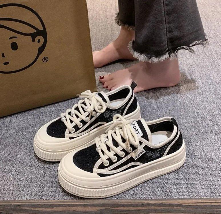 Дышащие маленькие белые туфли, женская обувь 2024 года, новые летние сетчатые туфли, популярные универсальные туфли на толстой подошве с кружевом, тонкие повседневные туфли для досок