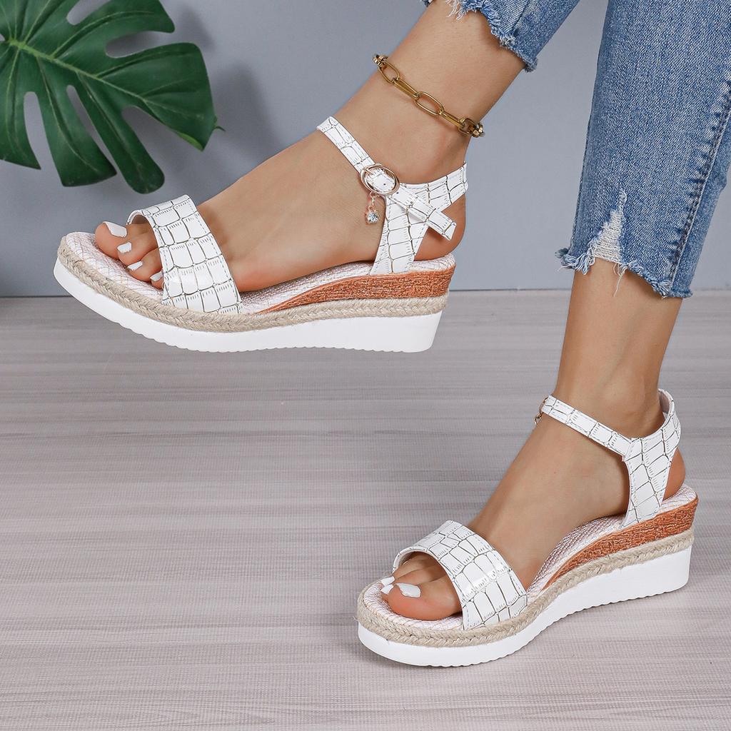 Мода Модные белые клетчатые босоножки на танкетке для женщин Лето 2024 Легкие нескользящие пляжные туфли Женские босоножки на платформе с пряжкой и ремешком