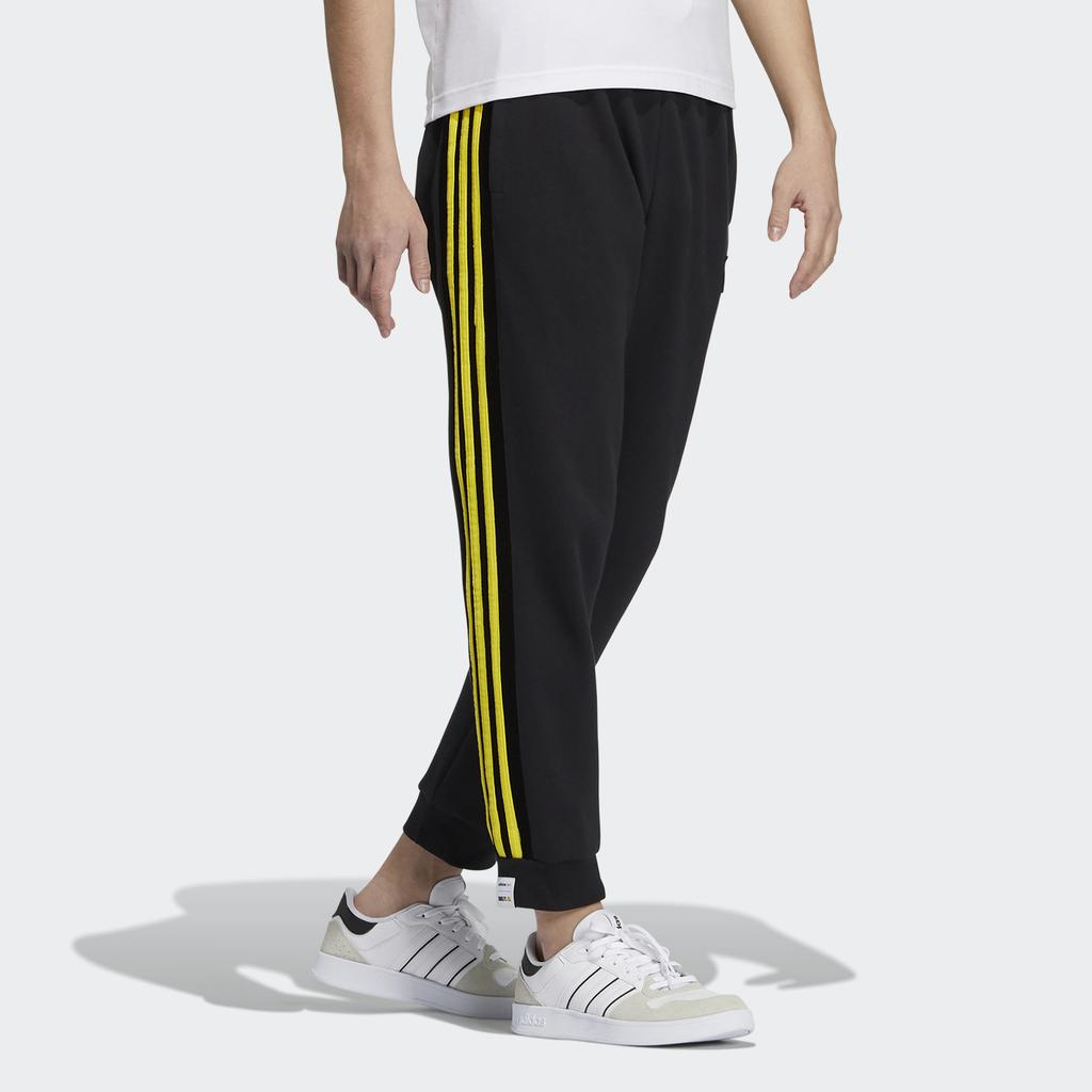 adidas Спортивные брюки Neo X Smiley Collab с манжетами и контрастными 3 полосками, мужские брюки черного цвета HB7411