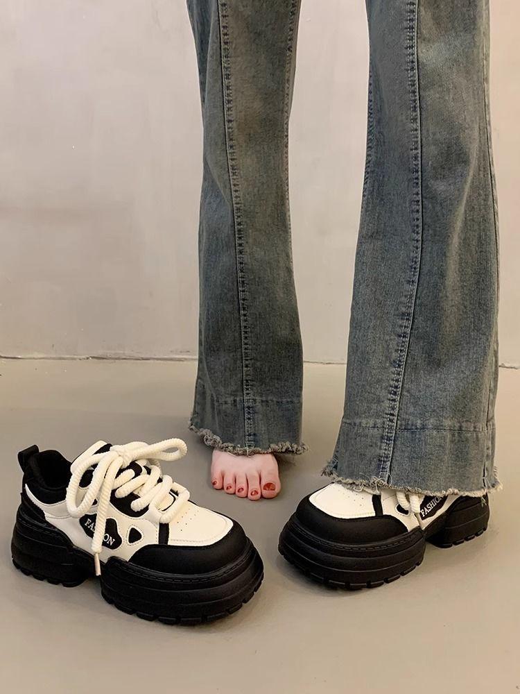 Оригинальные нишевые туфли на толстой подошве, женская весна 2025, новые универсальные маленькие белые туфли, корейские повседневные спортивные туфли для пап