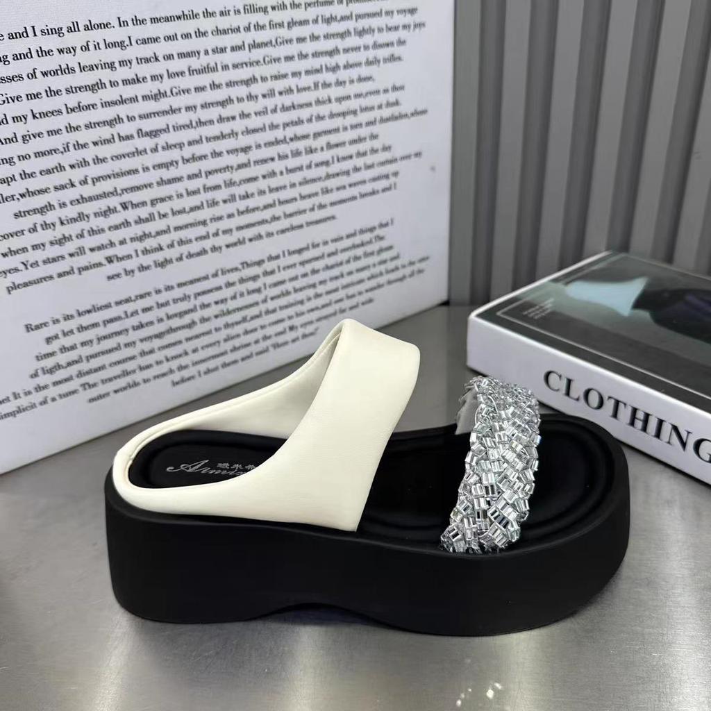 Шлепанцы на толстой подошве и танкетке со стразами для женской уличной одежды 2025 лето новая модная универсальная обувь с открытым носком
