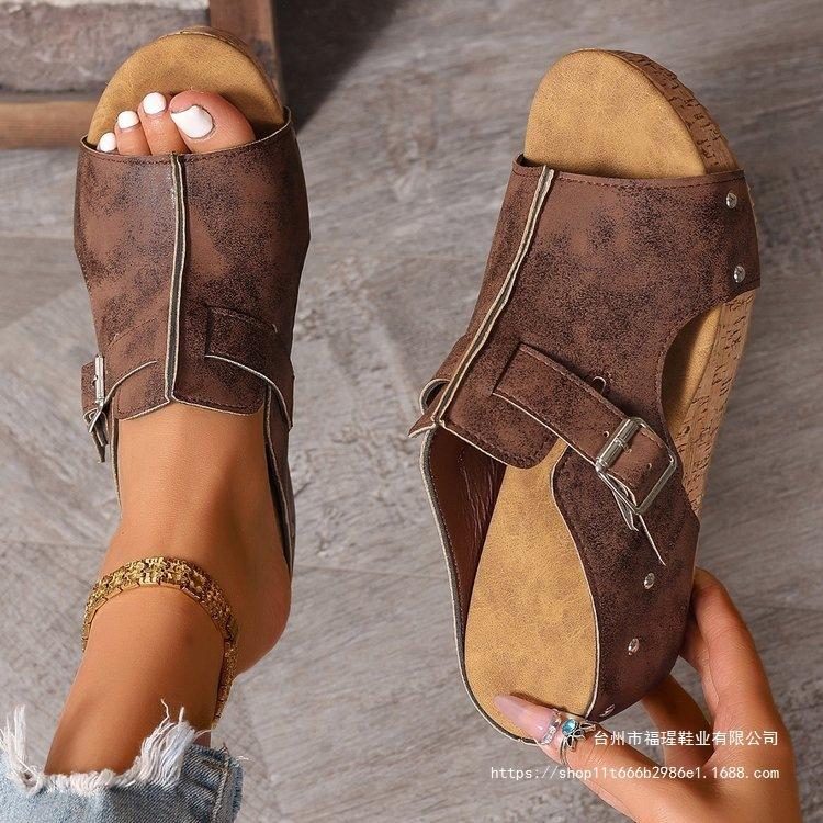 Клипсы-танкетки большого размера женские лето 2025 внешнеторговые новые сандалии-сандалии с пряжкой и заклепками женские