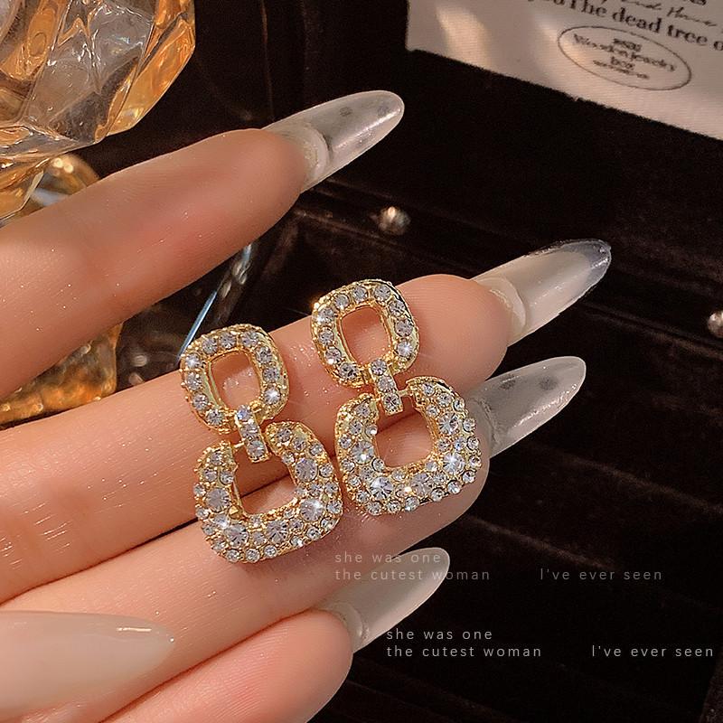 2024 Высококачественные серьги-пусеты с жемчугом: Французский стиль легкой роскоши для женщин